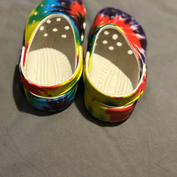 🎉 FOR SALE: Kids' Crocs – Size J1 – Tie-Dye Blast! 🎉 - Picture 4 of 7